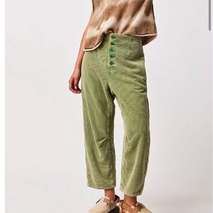 Green Free People corduroy cropped pants. Size 28